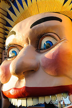 David Hill - Enormous smiling face David Hill - Enormous smiling face