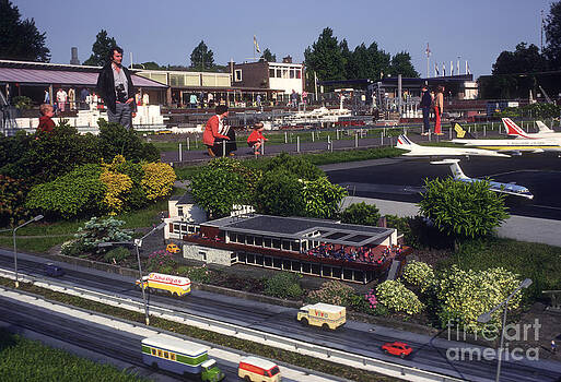 Bob Phillips - Miniature Airport and Freeway Bob Phillips - Miniature Airport and Freeway