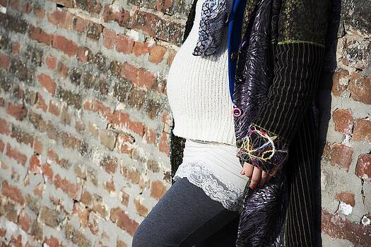 Newnow Photography By Vera Cepic - Pregnant woman standing leaned on a brick wall Newnow Photography By Vera Cepic - Pregnant woman standing leaned on a brick wall