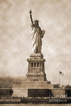 RicardMN Photography - Vintage statue of Liberty and flag RicardMN Photography - Vintage statue of Liberty and flag