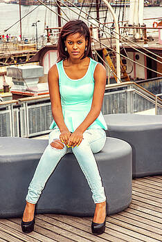 Alexander Image - African American Woman traveling, relaxing in New York Alexander Image - African American Woman traveling, relaxing in New York