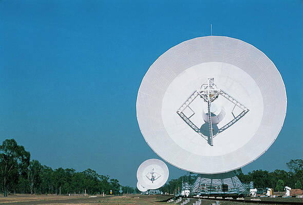 Wall Art - Photograph - Antennae Of The Australia Telescope Compact Array #1 by Science Photo Library