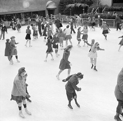 Wall Art - Photograph - Ice Skating In Rockefeller Center, 1941 #1 by Science Source