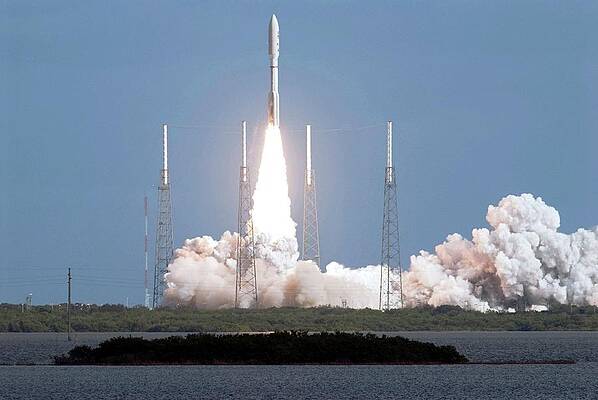Wall Art - Photograph - Mars Science Laboratory Spacecraft Launch #1 by Science Photo Library