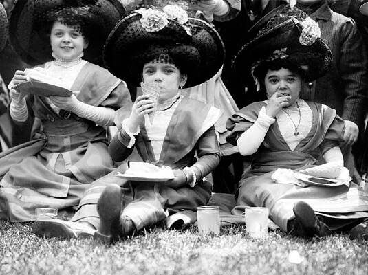 Wall Art - Photograph - Nyc, Midgets Picnic In Central Park #1 by Science Source