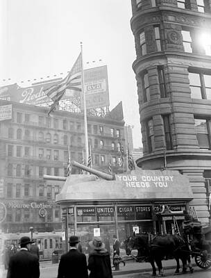 Wall Art - Photograph - Nyc, Wwi Recruiting Sign, Flatiron #1 by Science Source