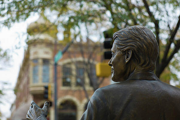 Wall Art - Photograph - Statue Of Us President Bill Clinton #1 by Panoramic Images