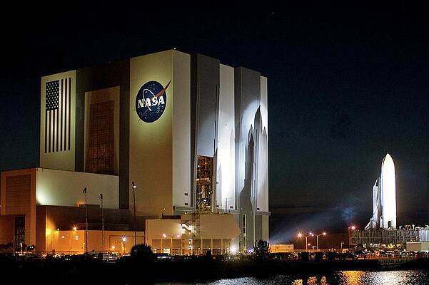 Wall Art - Photograph - Space Shuttle Final Flight #2 by Science Photo Library