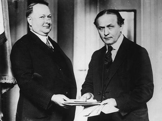 Wall Art - Photograph - Harry Houdini (1874-1926) #20 by Granger