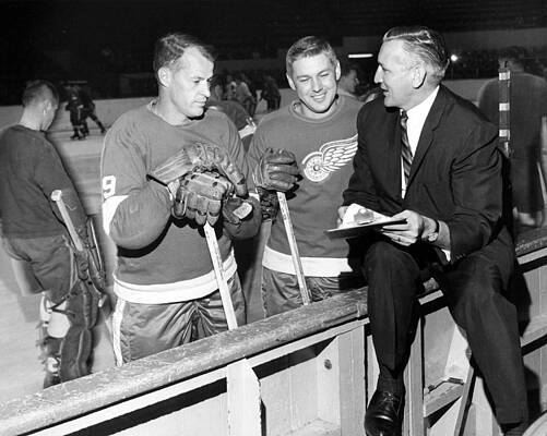 Wall Art - Photograph - Gordie Howe #8 by Retro Images Archive