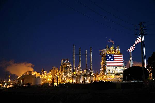 Wall Art - Photograph - Oil Refinery #8 by Science Photo Library