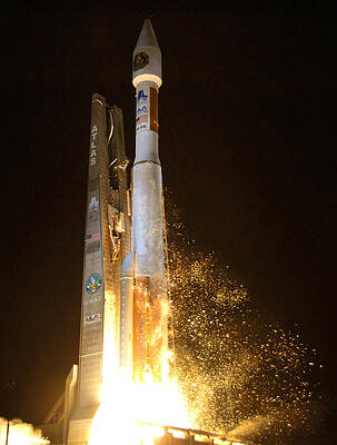 Wall Art - Photograph - Atlas V Rocket Taking Off by Science Source