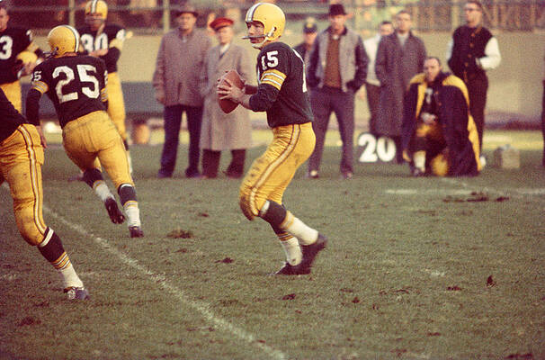 Wall Art - Photograph - Bart Starr Ready To Throw by Retro Images Archive