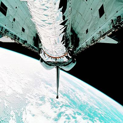 Wall Art - Photograph - Chandra X-ray Observatory In Shuttle Cargo Bay by Science Photo Library