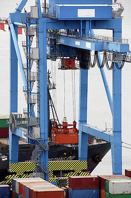 Wall Art - Photograph - Container Crane Handling Cargo by Science Photo Library