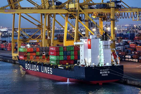 Wall Art - Photograph - Container Port by Science Photo Library