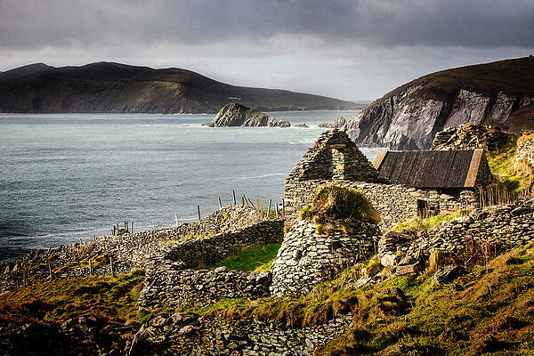 Wall Art - Photograph - Dun Chaoin Beehive Hut by Mark Callanan