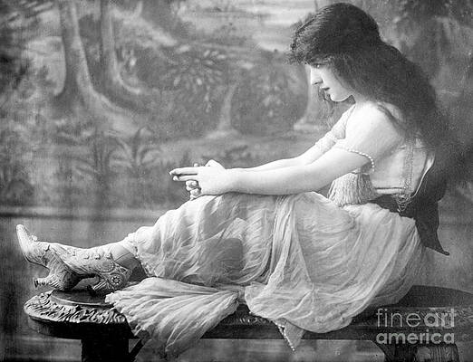 Wall Art - Photograph - Evelyn Nesbit, American Model by Science Source