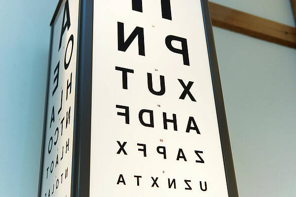Wall Art - Photograph - Eyesight Test Chart by Science Photo Library