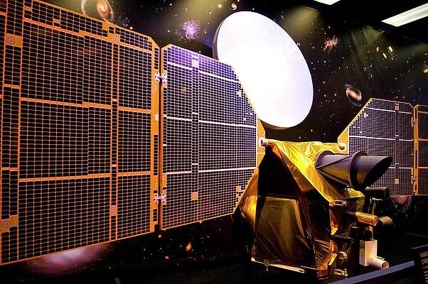 Wall Art - Photograph - Mars Reconnaissance Orbiter Model by Science Photo Library
