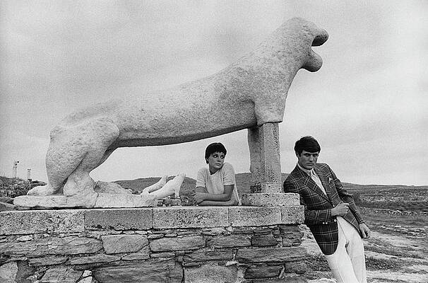 Wall Art - Photograph - Models Posing By A Sculpture Of A Lion by Leonard Nones