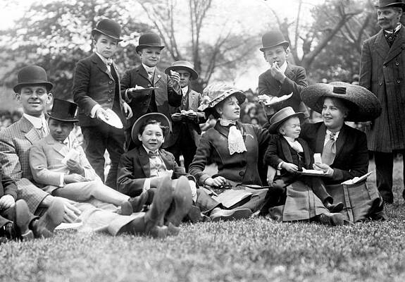 Wall Art - Photograph - Nyc, Midgets Picnic In Central Park by Science Source