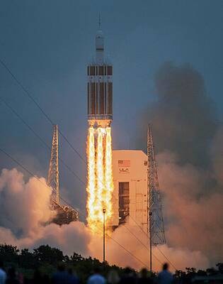 Wall Art - Photograph - Orion Spacecraft Test Flight Launch by Science Photo Library