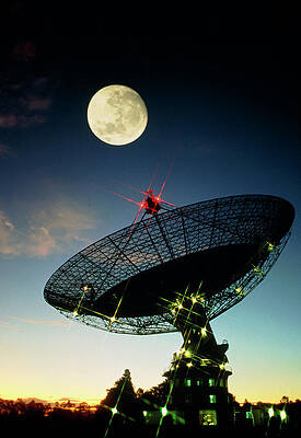 Wall Art - Photograph - Parkes Radio Telescope Under Moon by Science Photo Library
