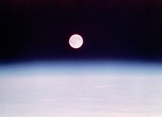 Wall Art - Photograph - Skylab Photo Of Full Moon Rising Above Airglow by Science Photo Library