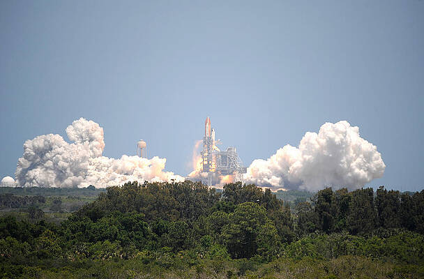 Wall Art - Photograph - Sts-132, Space Shuttle Atlantis Launch by Science Source