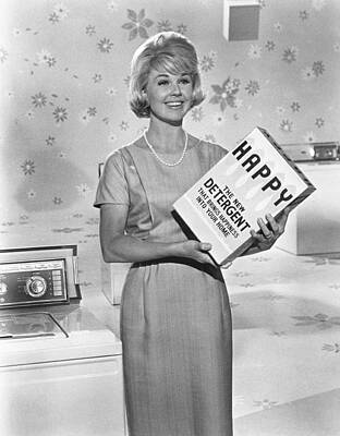 Wall Art - Photograph - The Thrill Of It All, Doris Day, 1963 by Everett