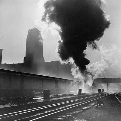 Wall Art - Photograph - Train Pulling In To Union Station by Science Source