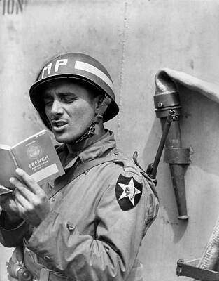 Wall Art - Photograph - U.s. Army Mp Military Police Practices by Everett