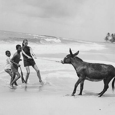 Wall Art - Photograph - Veruschka Von Lehndorff And Two Children Pulling by Franco Rubartelli