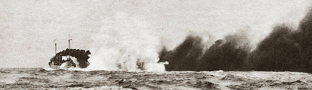 Wall Art - Photograph - Wwi Naval Battle, 1918 by Granger