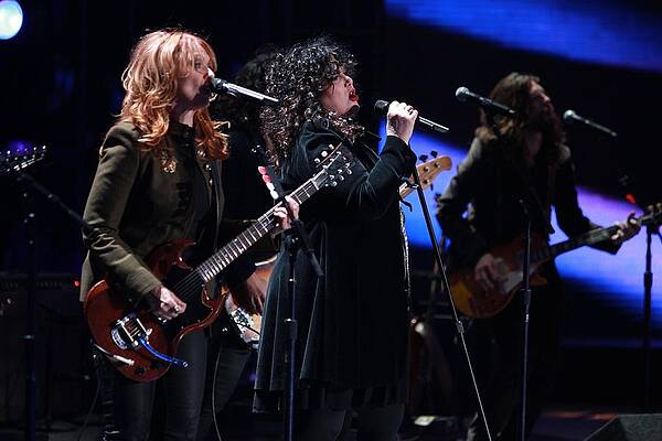 Wall Art - Photograph - Ann And Nancy Wilson Of Heart Perform by Everett