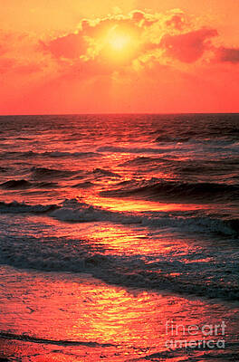 Wall Art - Photograph - Crepuscular Rays by Science Source