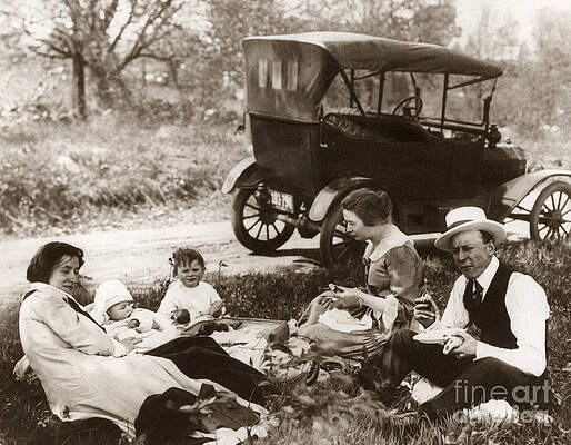 Wall Art - Photograph - FAMILY PICNIC, c1918 by Granger