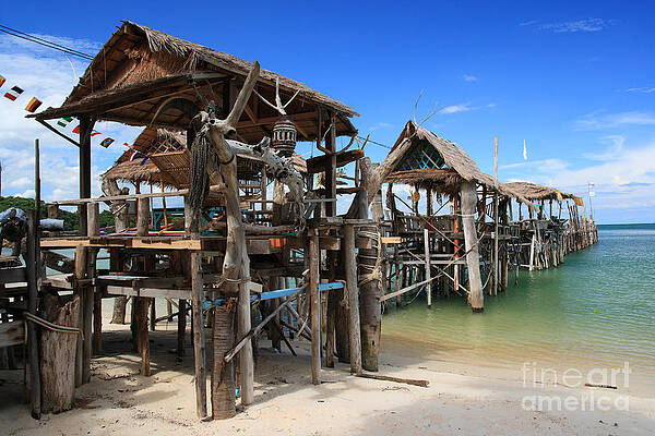 Floating restaurants. by Suwit Ritjaroon