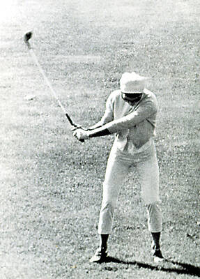 Wall Art - Photograph - Jacqueline Kennedy, Playing Golf by Everett