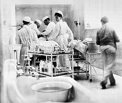 Wall Art - Photograph - John Hopkins Operating Room, 19031904 by Science Source