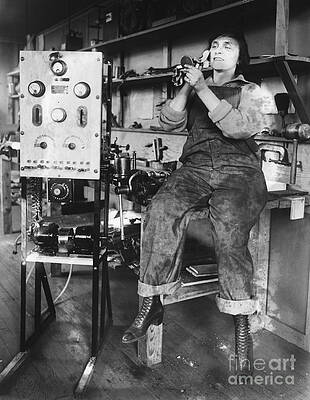Wall Art - Photograph - Mary Loomis, Radio School Operator by Science Source