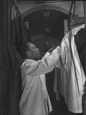 Wall Art - Photograph - Pullman Porter Making Up An Upper Berth by Everett