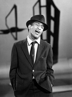 Wall Art - Photograph - Sammy Davis Jr. Singing In A Television by Everett