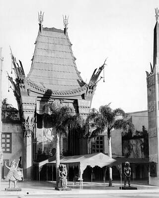 Wall Art - Photograph - The Exterior Of Graumans Chinese by Everett