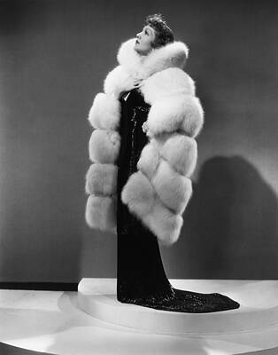Wall Art - Photograph - The Gilded Lily, Claudette Colbert by Everett