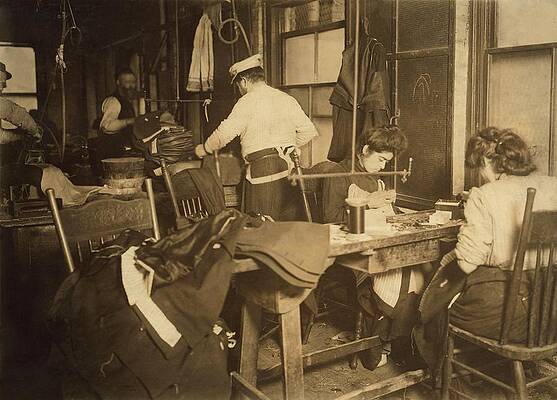 Wall Art - Photograph - Workers In A Cramped New York City by Everett