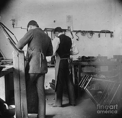 Wall Art - Photograph - Wright Cycle Company Workshop, 1897 by Science Source