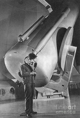 Wall Art - Photograph - Edwin Hubble And Telescope Palomar by Science Source