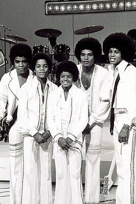 Wall Art - Photograph - Jackson Five, Michael Jackson Center by Everett